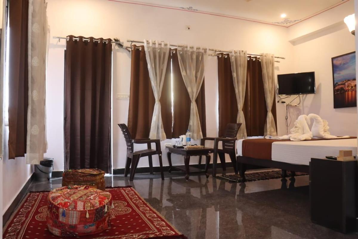 אודייפור Hotel Shiv Palace מראה חיצוני תמונה