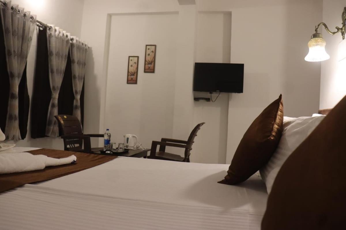 אודייפור Hotel Shiv Palace מראה חיצוני תמונה