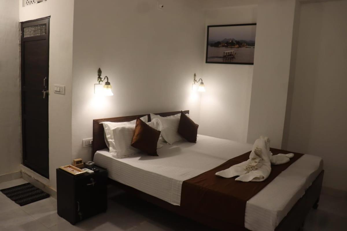 אודייפור Hotel Shiv Palace מראה חיצוני תמונה